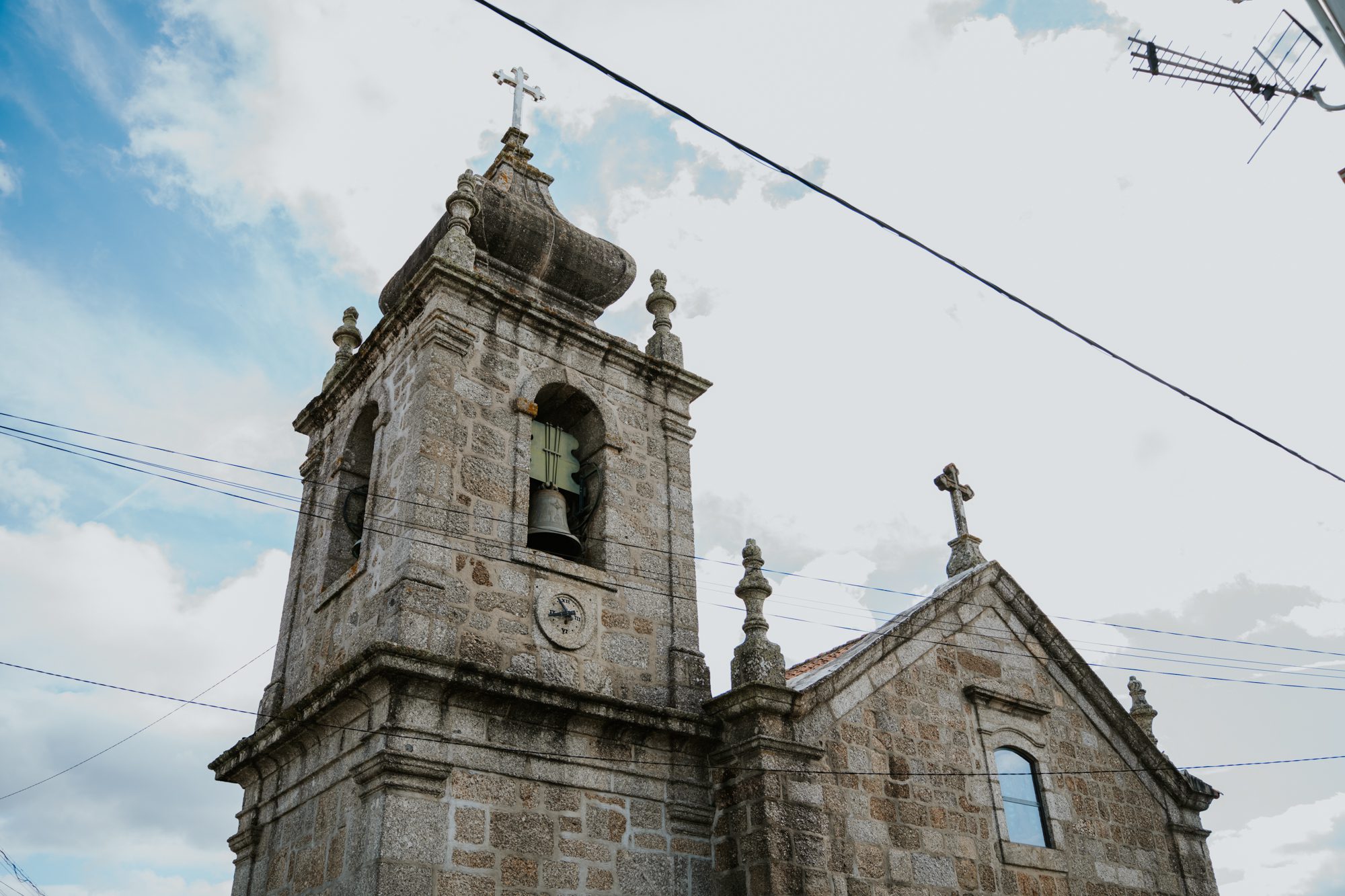 001 - Igreja de Ázere com relógio de sol