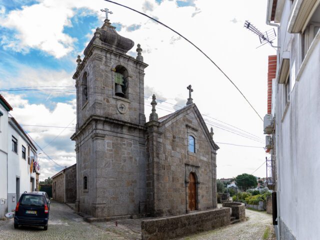 Igreja de Ázere com relógio de sol