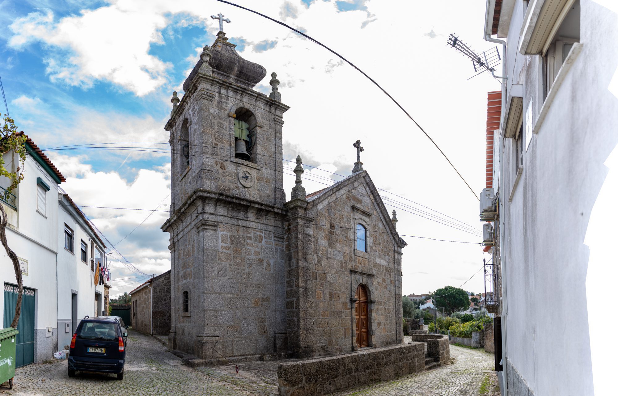 Igreja de Ázere com relógio de sol