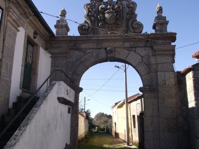 Casa da Baronesa de Argamassa e Arco de entrada